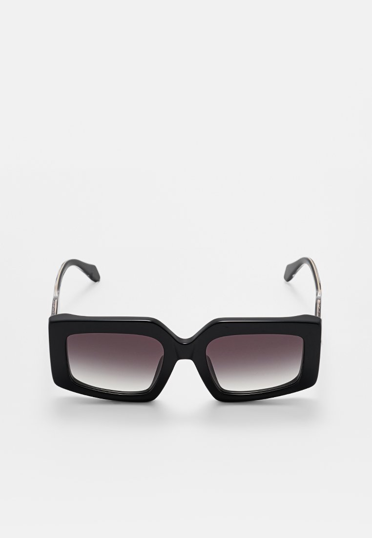 Schwarze quadratische Sonnenbrille mit einem dicken Kunststoffrahmen, verlaufenden Gläsern und Metallarmen mit einem dezenten Glanz. Keine zusätzlichen Muster oder Texturen.