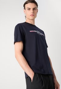 Tommy Hilfiger CHEST STRIPE TEE - T-shirt con stampa - desert sky