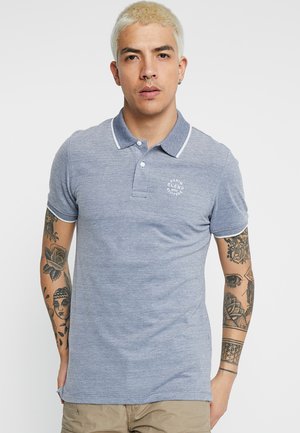Blå kortærmet polo med krave, hvid kant og logo detaljer foran. Blødt stof med tekstureret finish og figursyet pasform.