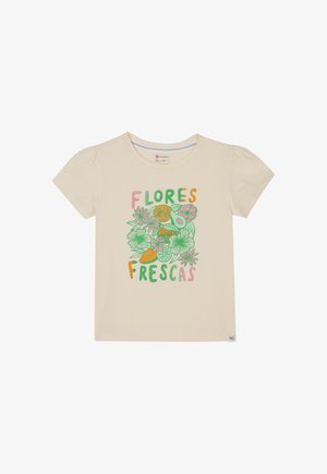 Jasno-beżowy t-shirt z bawełny z kolorowymi grafikami kwiatów i owoców oraz napisem "FLORES FRESCAS" w kolorach zielonym, pomarańczowym i różowym. Krótkie rękawy.