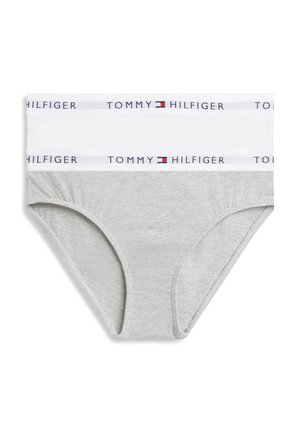 Δύο ζευγάρια εσώρουχα Tommy Hilfiger, ένα γκρι και ένα λευκό, καθένα με λευκή μέση που φέρει το λογότυπο και το κείμενο Tommy Hilfiger.