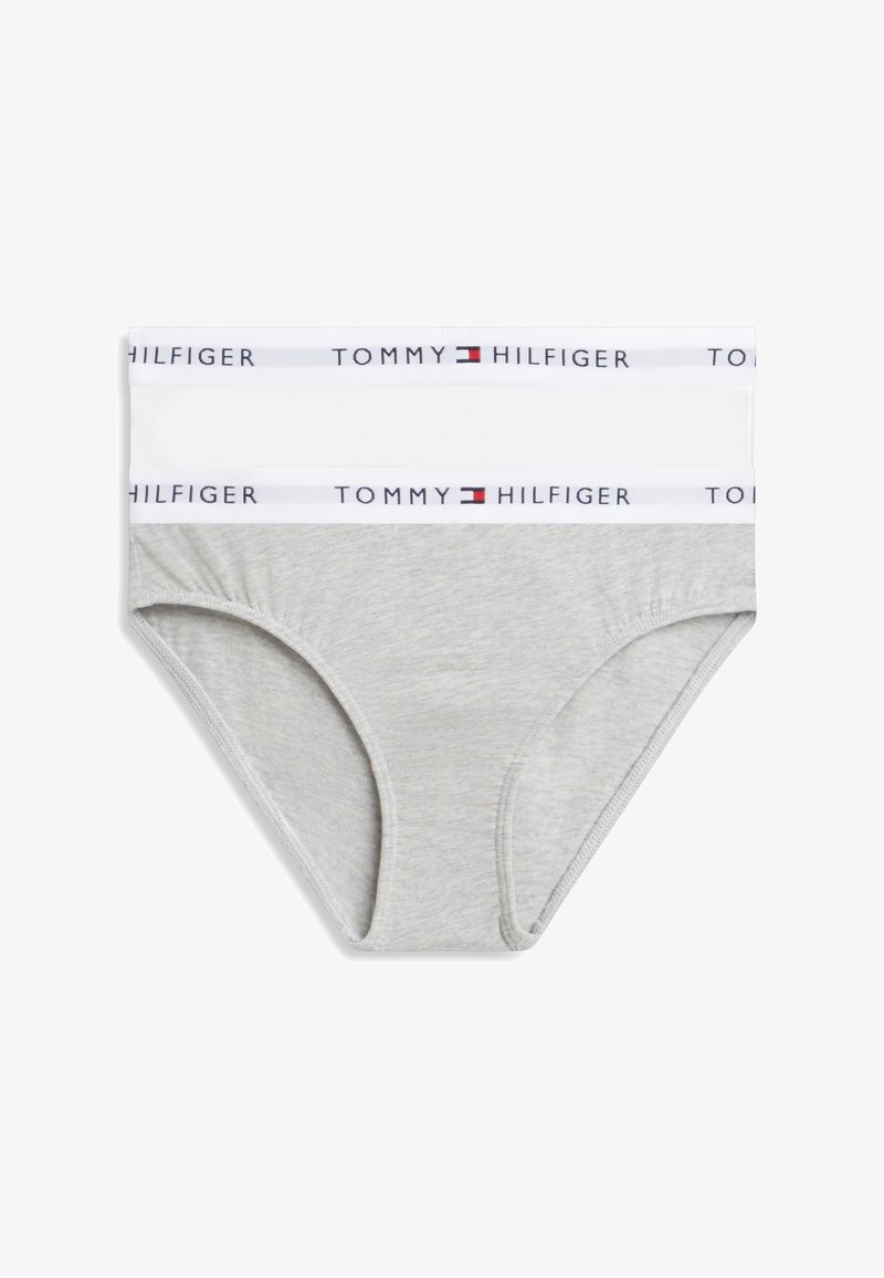 Δύο ζευγάρια εσώρουχα Tommy Hilfiger, ένα γκρι και ένα λευκό, καθένα με λευκή μέση που φέρει το λογότυπο και το κείμενο Tommy Hilfiger.