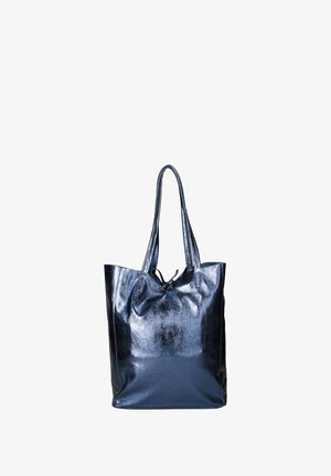 Sac fourre-tout en bleu marine métallique fabriqué en matériau synthétique brillant, doté de deux longues poignées et d'un dessus froncé avec un cordon de serrage.