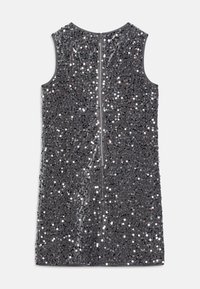 Robe grise sans manches couverte de sequins, dotée d'une fermeture éclair au dos et d'une texture lisse. Le design est ajusté pour une silhouette élancée.