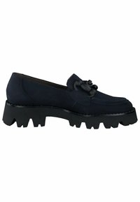 Mocassin noir avec semelle crantée épaisse et détail décoratif nœud noir sur la tige, vue de côté sur fond blanc.