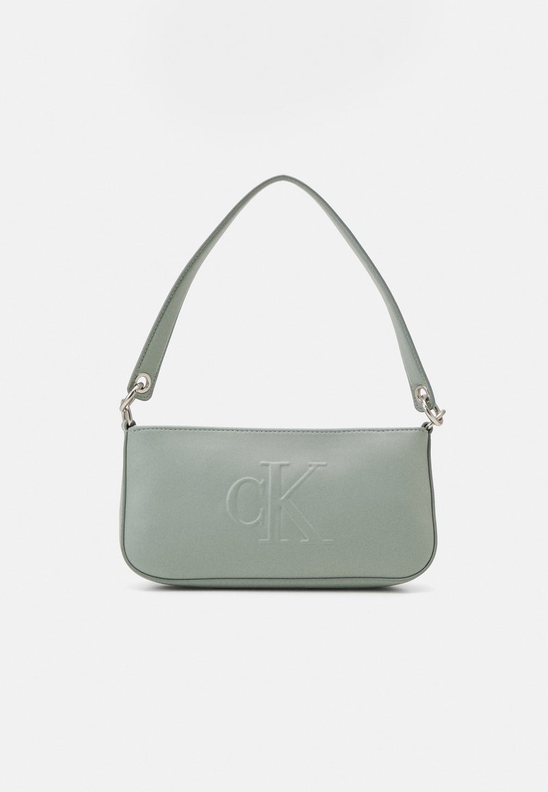 Sac à main rectangulaire vert pâle avec une seule bandoulière et un logo CK embossé centré sur le devant.