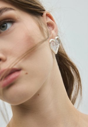 Stradivarius, LACE HEART STUD EARRINGS - Boucles d'oreilles - metallic grey
