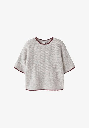 Suéter de color gris claro con textura, de mangas cortas y escote redondo. Presenta un ribete burdeos a lo largo del cuello y el dobladillo.