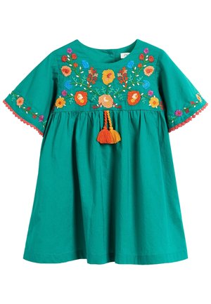 Turkis bomulds kjole med blomsterbroderi i orange, pink og blå samt frynseaccent og pom-pom kant på ærmerne.