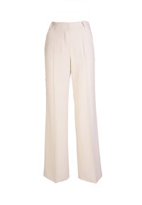 Wijdvallende broek van een zachte beige stof, met een hoge taille, plooien aan de voorkant en een soepele textuur. Geen zichtbare hardware of accenten.