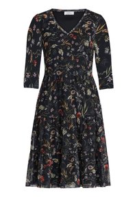 Vestido negro hasta las rodillas con mangas tres cuartos, escote en V, falda con volantes y un patrón floral multicolor en toda la prenda.