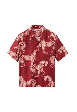 Camicia rossa a maniche corte con bottoni, con motivo stilizzato di cavalli rosa e beige e colletto a campagna.