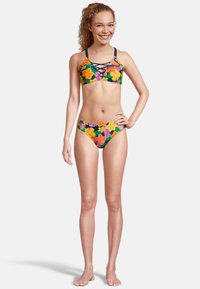 Ensemble de bikini floral présentant un motif multicolore vibrant avec des fleurs jaunes et roses, des bretelles réglables et une coupe classique pour le haut et le bas.