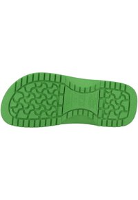 Groene rubberen schoenzool met een gestructureerd grippatroon, voorzien van verhoogde ribbels en groeven voor grip. Toont merk- en maatinformatie.