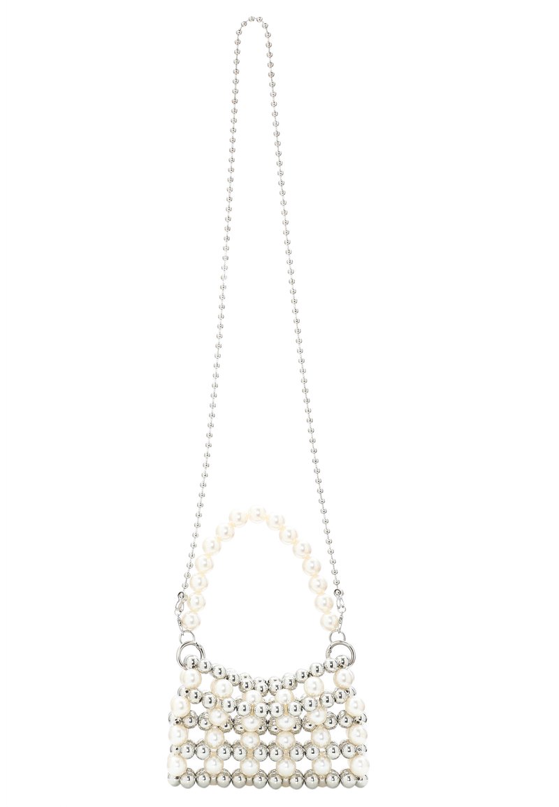 Weiße und silberne Handtasche mit strukturierter Form, perlenähnlichen Perlen und einem silbernen Kettenriemen. Verfügt über einen kleinen Griff und metallische Akzente.
