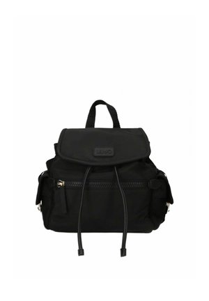 Zaino nero in nylon con patta superiore, tasca frontale con cerniera, chiusura regolabile con coulisse, tasche laterali e manico superiore.