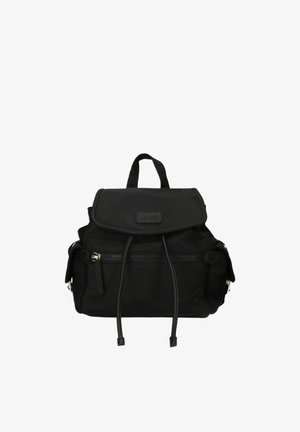 Zaino nero in nylon con patta superiore, tasca frontale con cerniera, chiusura regolabile con coulisse, tasche laterali e manico superiore.
