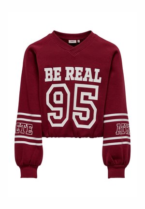 Bordeauxrotes Sweatshirt mit langen Ärmeln und weißem Text "BE REAL 95" auf der Vorderseite und "ATHLETE" auf den Ärmeln, mit V-Ausschnitt und gestreiften Ärmeldetails.
