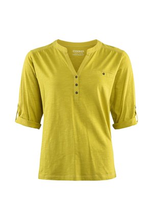 Limonengrünes, leichtes Langarmshirt mit V-Ausschnitt und drei Knöpfen, ausgestattet mit einer linken Brusttasche und hochgekrempelten Bündchen.