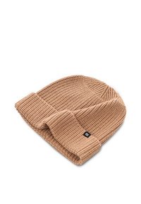 Beżowa czapka dziane z zawiniętym brzegiem, z wyraźnym wzorem. Widoczna jest metka z logo po boku.