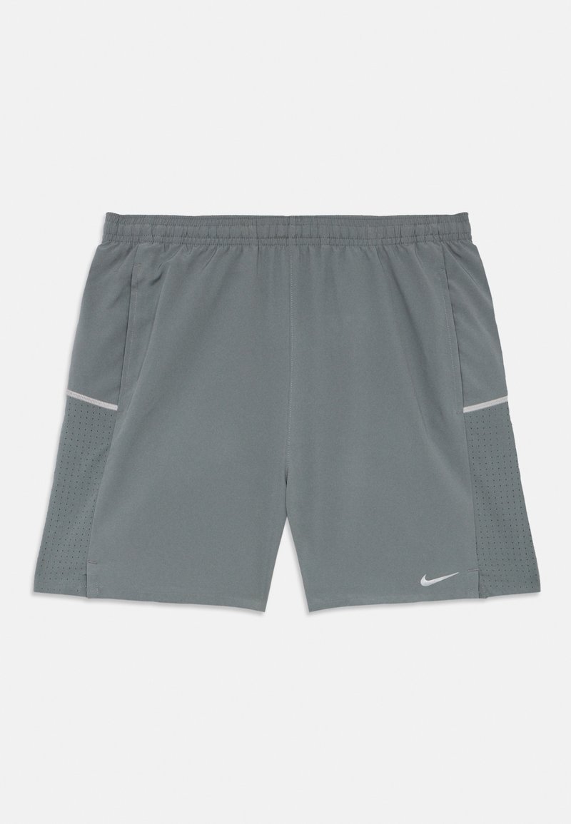 Γκρι αθλητικά σορτς με ελαστική μέση, πλαϊνές τσέπες, διατρητά πάνελ και μικρό λευκό λογότυπο Nike στο μπροστινό στρίφωμα.