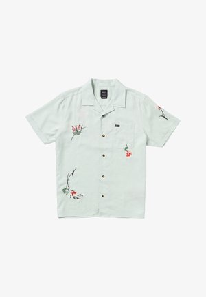 Vaaleanvihreä lyhythihainen paita, jossa on brodeerattuja kukkakuvioita, nappisulku ja vasemmassa rintataskussa etiketti.