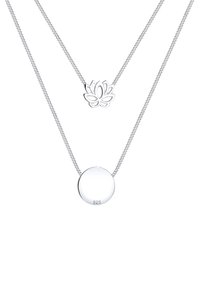 Collier argenté composé de deux rangs. Un rang porte un pendentif circulaire marqué "925" et l'autre présente un motif de lotus ajouré.