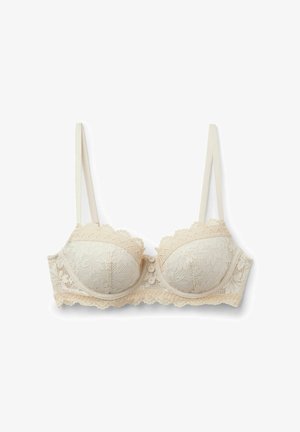 Soutien-gorge beige en dentelle avec armatures, bretelles réglables, motif floral, bords festonnés et trois boutons décoratifs au centre devant.