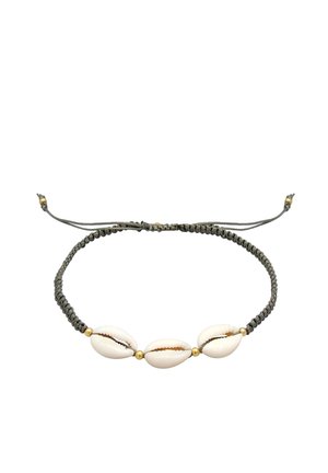 Bracelet en cordon tressé gris foncé avec trois coquillages cowrie blancs et des perles dorées, doté de détails de fermeture ajustable.