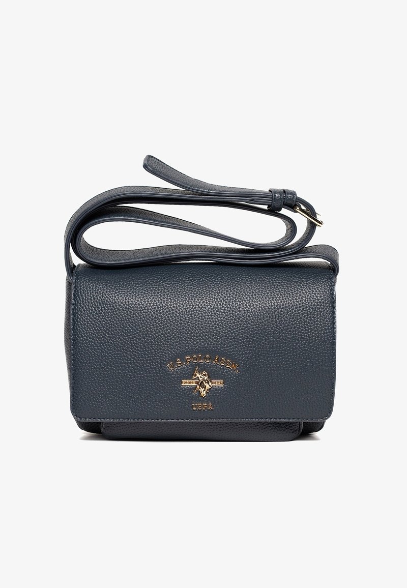 Bolso bandolera de cuero azul oscuro con acabado texturizado, herrajes dorados con logo, correa ajustable y forma rectangular. Diseño compacto para lo esencial.