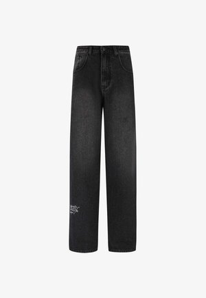 Černé denimové kalhoty s širokými nohavicemi a vysokým pasem, které mají dvě přední kapsy a dekorativní logo detail na dolní části nohavice.