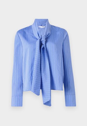 Blusa de color azul claro con cuello atado, manga larga y rayas verticales blancas. Fabricada en un tejido suave con una forma estructurada y puños bien acabados.