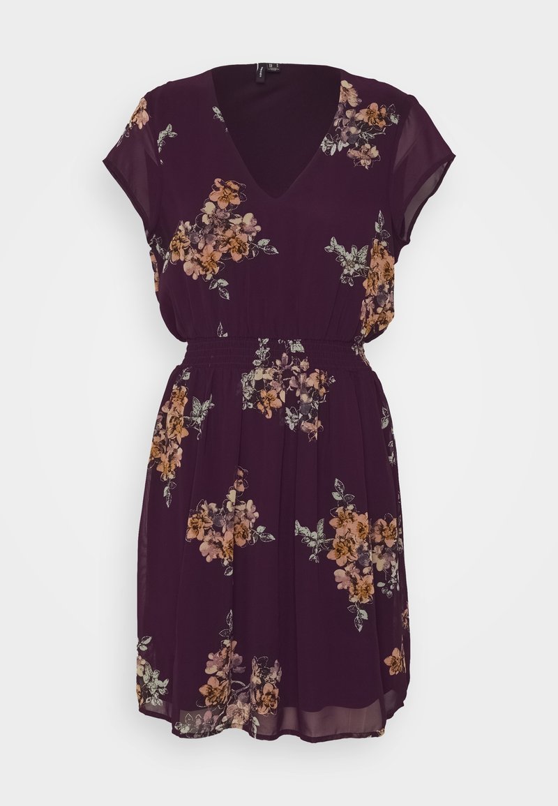 Robe florale en tissu violet riche avec des manches courtes, un décolleté en V et une taille élastique. Présente des motifs floraux discrets dans des tons doux.