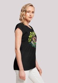 Schwarzes kurzärmliges T-Shirt mit buntem Blumendesign auf der Vorderseite. Hergestellt aus weichem Stoff, mit lockerer Passform und rundem Halsausschnitt.