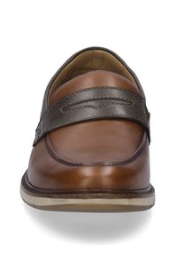 Brune læder loafers med en mørkebrun rem, rund tå, let glans, subtil syning detalje og en lysfarvet gummisål.