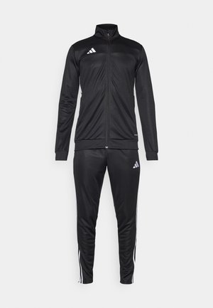 Sort atletisk træningssæt med lynlåsjakke og bukser. Har hvid Adidas-logo og tre hvide striber ned ad bukserne. Glat stofstruktur.