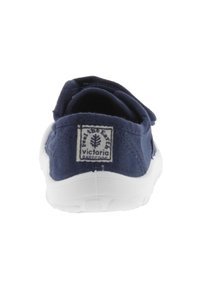 Scarpa slip-on in tela blu navy con suola in gomma bianca. Presenta un'etichetta con il marchio "Feel the Earth" e "Victoria Barefoot" sul tallone.