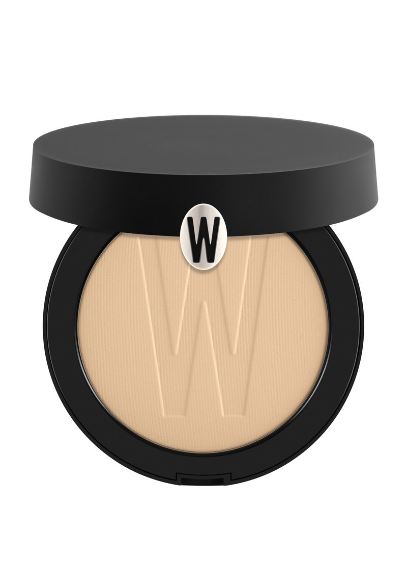 Cipria rotonda e compatta con un'esterno nero opaco e logo argentato. All'interno, una polvere beige chiaro presenta un motivo in rilievo a "W".