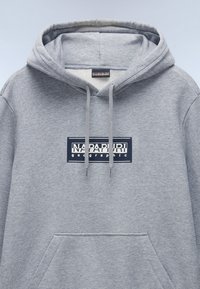 Felpa grigia in cotone con tasca a marsupio frontale, cordini sul cappuccio e un logo grafico navy centrato sul petto.