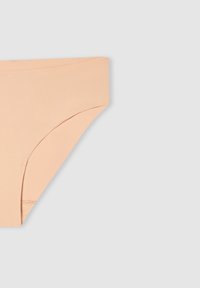 Parte inferiore di bikini beige con una trama liscia, design a vita bassa e cuciture curve. Caratterizzata da uno stile minimale e senza motivi o accessori visibili.