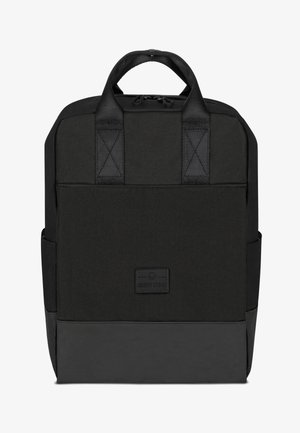 Sort rygsæk med en mat finish, der har en firkantet form, forstærkede håndtag, sidelommer og en tekstureret bundpanel.