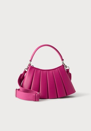 Sac à main rose vif avec un design plissé, une anse supérieure incurvée et une large bandoulière détachable sur un fond clair uni.
