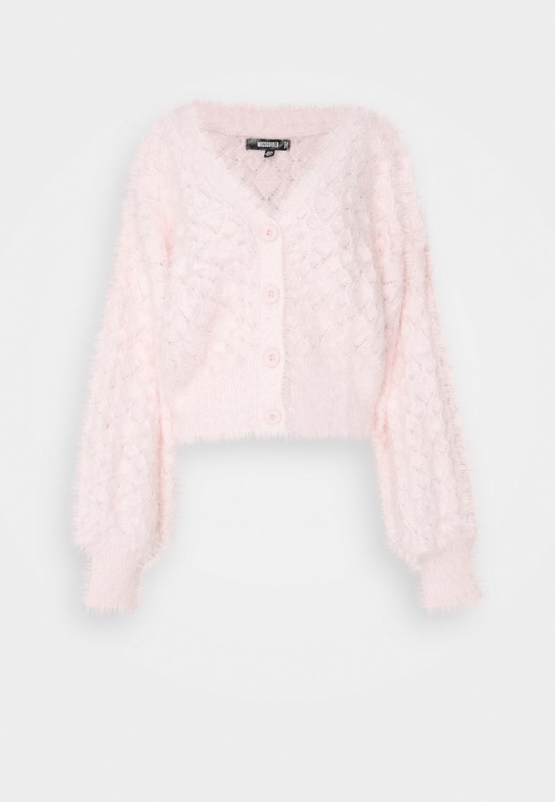 Rosa, kort cardigan av fluffigt material med diamantmönster, med långa ärmar och fyra knappar framtill.