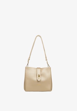 Sac à bandoulière en cuir beige avec une surface texturée, une bandoulière ajustable et une fermeture tourniquet dorée sur un rabat avant.