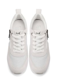 Sneaker bianchi con finitura testurizzata, dotate di lacci, una cerniera laterale e accenti metallici. Materiali lisci e opachi utilizzati in tutto.