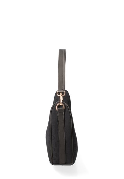 Borsa nera con un design elegante, tessuto testurizzato e una tracolla in pelle nera liscia a contrasto con un accento in metallo dorato.