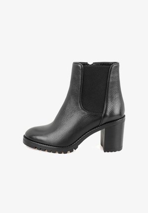Schwarze Lederankelstiefel mit einem strukturierten Neoprenpaneel, runder Zehenpartie, robuster Blockabsatz und gemusterter Gummisohle.