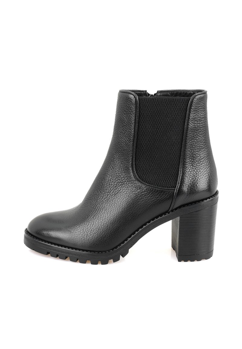 Bottine en cuir noir avec un panneau en néoprène texturé, bout rond, talon bloc épais et semelle en caoutchouc à motif.