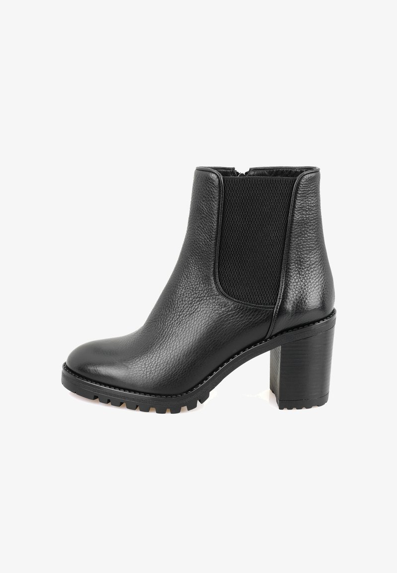 Bottine en cuir noir avec un panneau en néoprène texturé, bout rond, talon bloc épais et semelle en caoutchouc à motif.