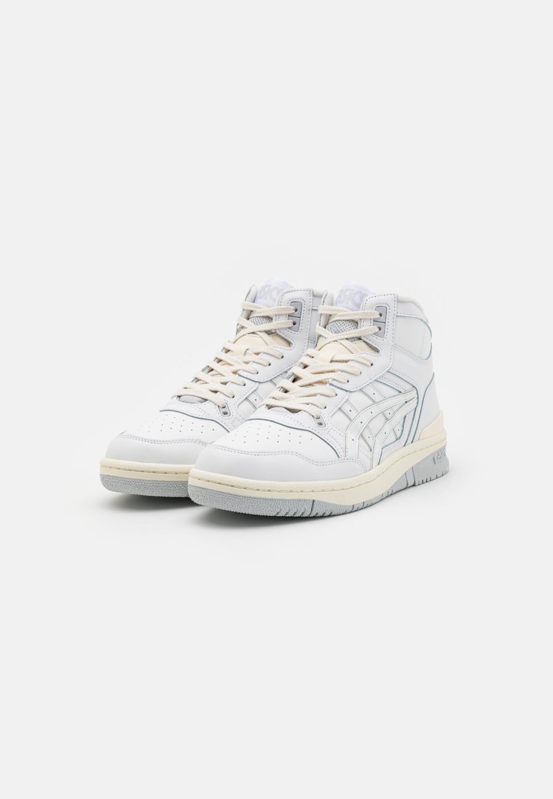 Weiße High-Top-Sneaker aus Leder mit grauen Akzenten, perforiertem Zehenbereich, flachen Schnürsenkeln und strukturiertem Gummisohle. Subtile Logodetails.